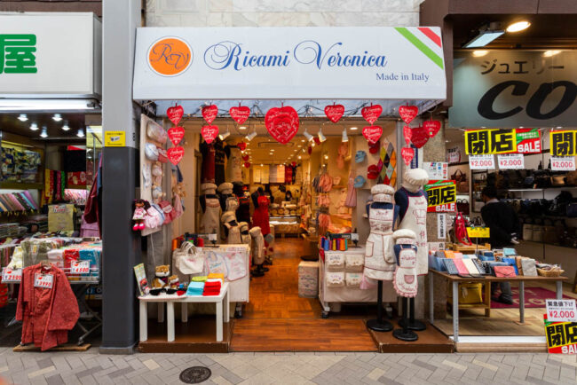 イタリア発症の刺繍屋です。アジアでは現在日本の浅草と鎌倉の２店舗のみです。可愛らしいアイテムに職人がその場であっという間に１分でお名前の刺繍を施します。