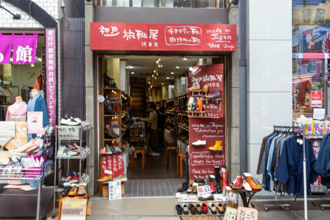 「メイドイン神戸を履いて、旅に出よう！」をテーマに、思わず旅に出たくなるような歩き易い、履き易い靴を集めました。日本最大の靴の産地である神戸のメーカーを中心として、殆どが国産の革靴です。