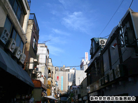 2009年9月／仲見世通りから浅草松屋さんまでの一直線の青い空。アーケードの無い新仲を見られるのは数十年に一度だけです。是非、撮影にいらしてください。